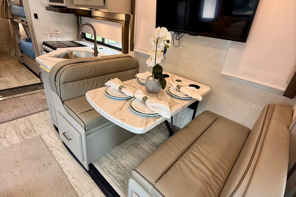 Convenience Rv's Chateau 31EV