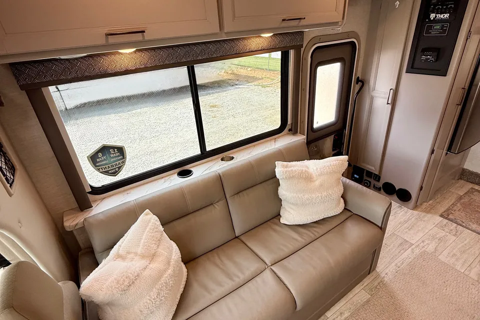Convenience Rv's Chateau 31EV
