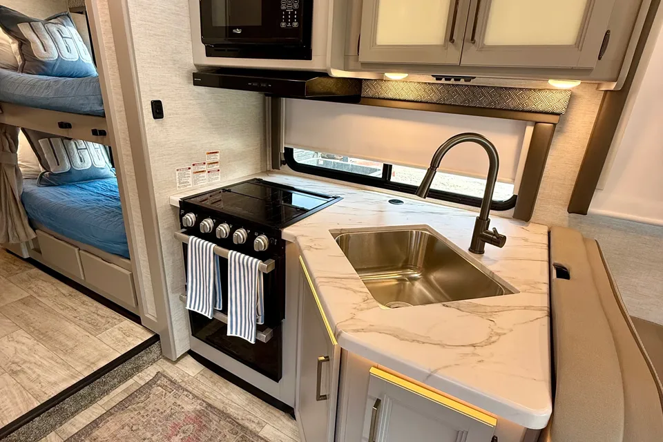 Convenience Rv's Chateau 31EV