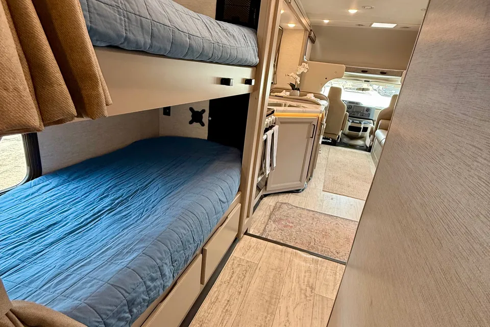 Convenience Rv's Chateau 31EV