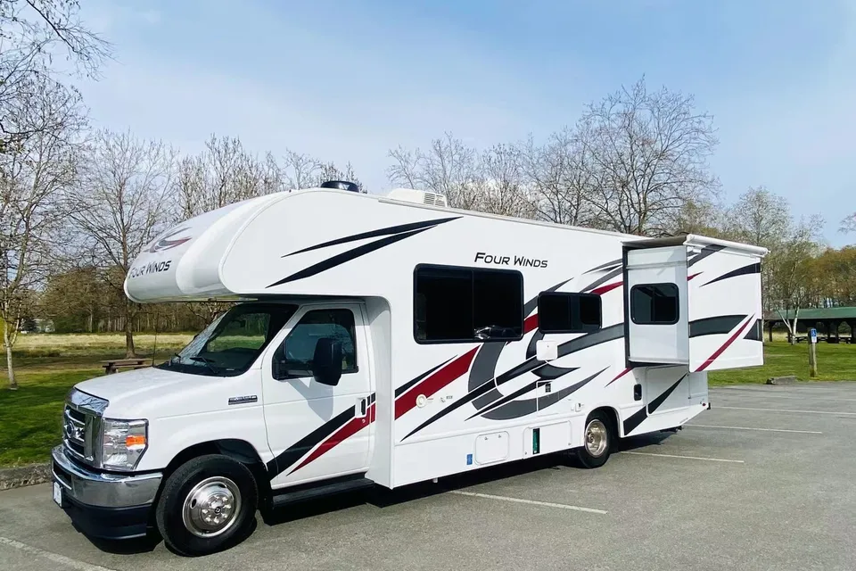 Explore the Open Road: Emily‘s 2022 Thor Motor Coach E350 for Your Ultimate Adventure