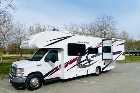 Explore the Open Road: Emily‘s 2022 Thor Motor Coach E350 for Your Ultimate Adventure
