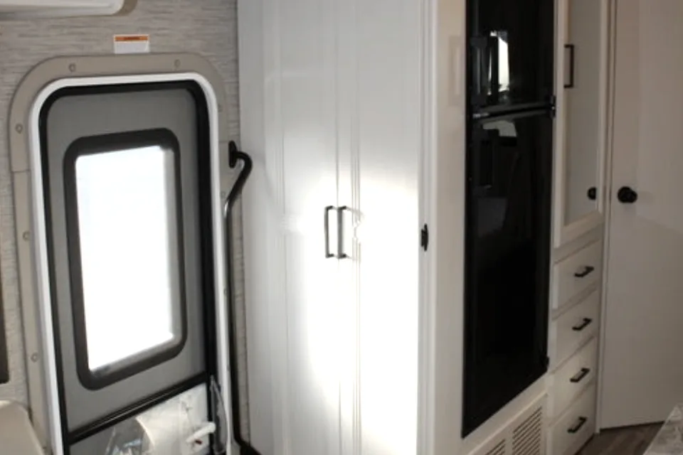 Explore the Open Road: Emily‘s 2022 Thor Motor Coach E350 for Your Ultimate Adventure
