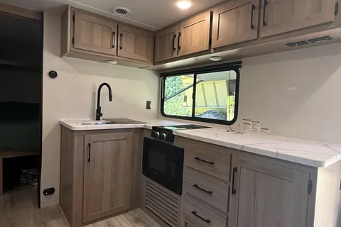 ⭐ 2025 Coleman Light • Delivered & Setup • Sleeps 7 • Pet Friendly • Bunkhouse