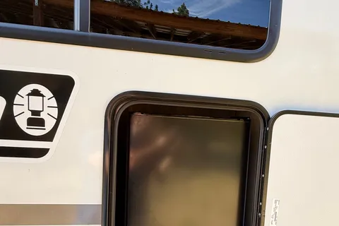 ⭐ 2025 Coleman Light • Delivered & Setup • Sleeps 7 • Pet Friendly • Bunkhouse
