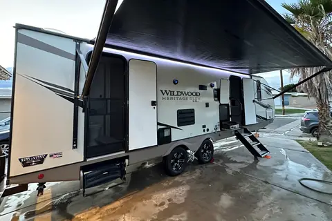 Full Turn Key trailer with bunks for the kids, dry camping package new and clean!
