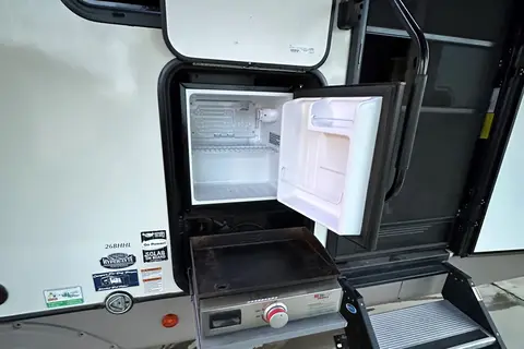 Full Turn Key trailer with bunks for the kids, dry camping package new and clean!