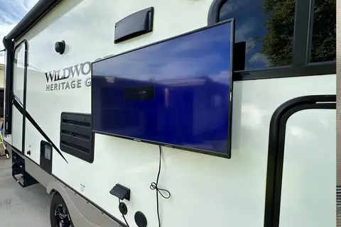 Full Turn Key trailer with bunks for the kids, dry camping package new and clean!