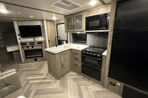 Full Turn Key trailer with bunks for the kids, dry camping package new and clean!