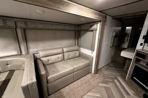 Full Turn Key trailer with bunks for the kids, dry camping package new and clean!