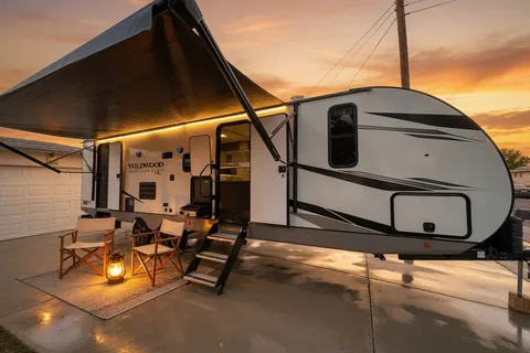 Full Turn Key trailer with bunks for the kids, dry camping package new and clean!
