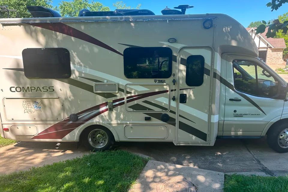 Pet Friendly EASY TO DRIVE -  Diesel Thor Motorhome 