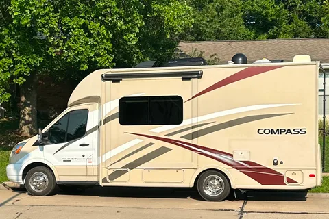 Pet Friendly EASY TO DRIVE -  Diesel Thor Motorhome 