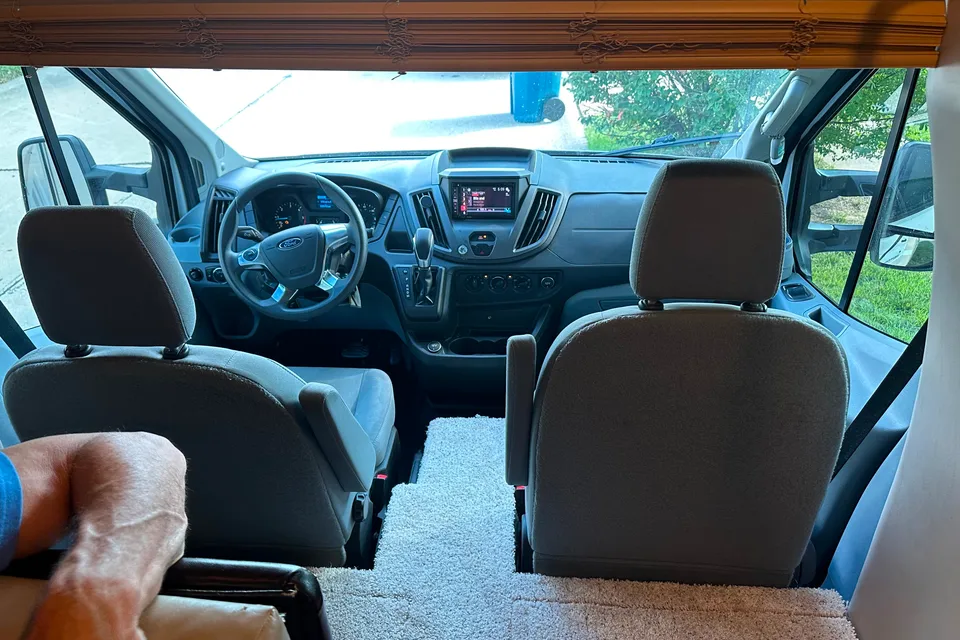 Pet Friendly EASY TO DRIVE -  Diesel Thor Motorhome 