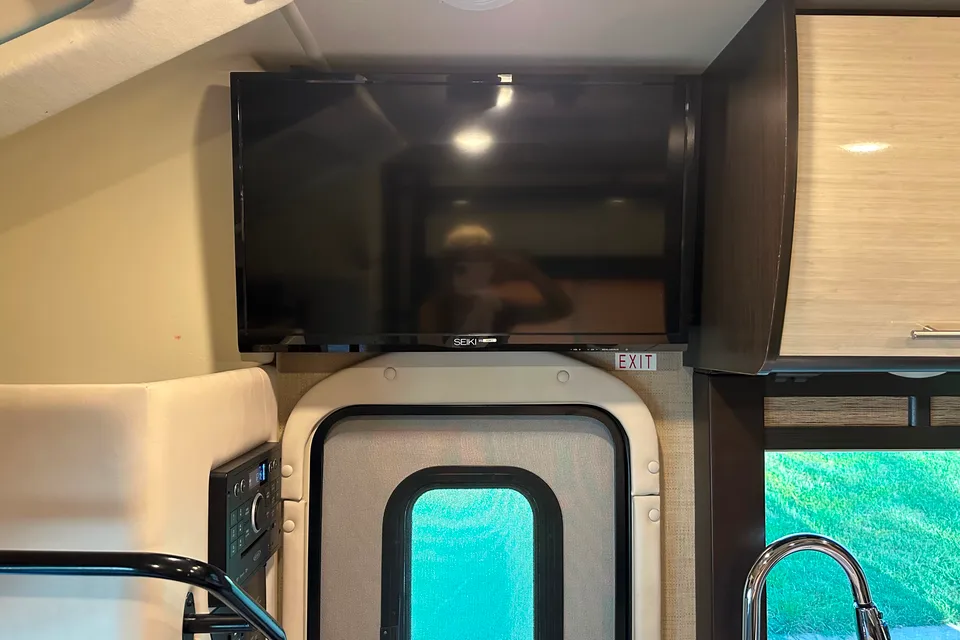 Pet Friendly EASY TO DRIVE -  Diesel Thor Motorhome 