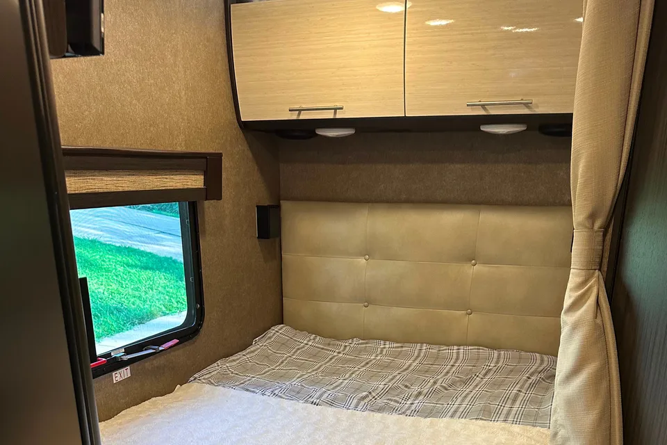 Pet Friendly EASY TO DRIVE -  Diesel Thor Motorhome 