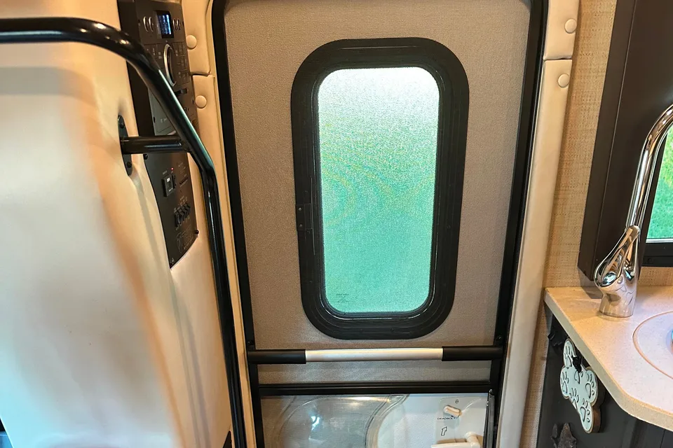 Pet Friendly EASY TO DRIVE -  Diesel Thor Motorhome 