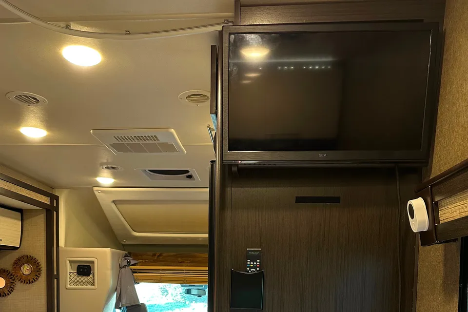 Pet Friendly EASY TO DRIVE -  Diesel Thor Motorhome 