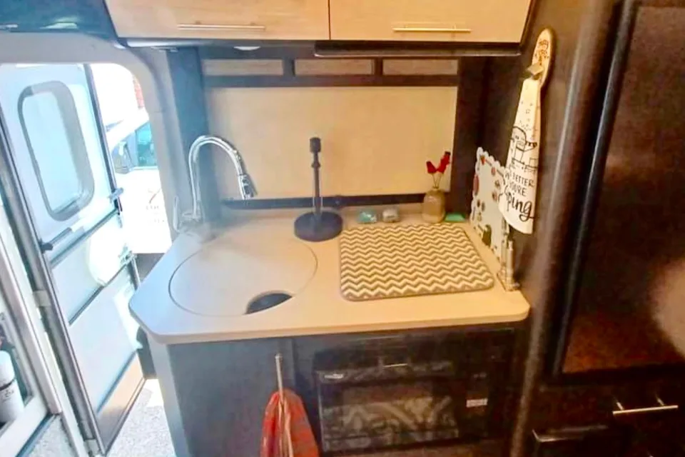 Pet Friendly EASY TO DRIVE -  Diesel Thor Motorhome 
