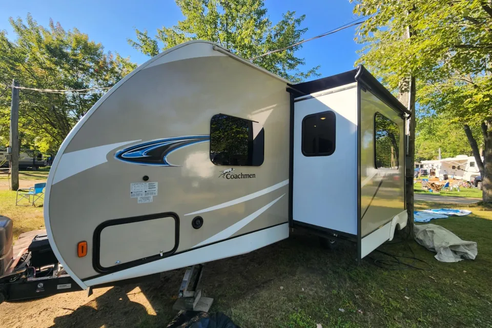Marie-Eve Coachmen Freedom Express Roulotte