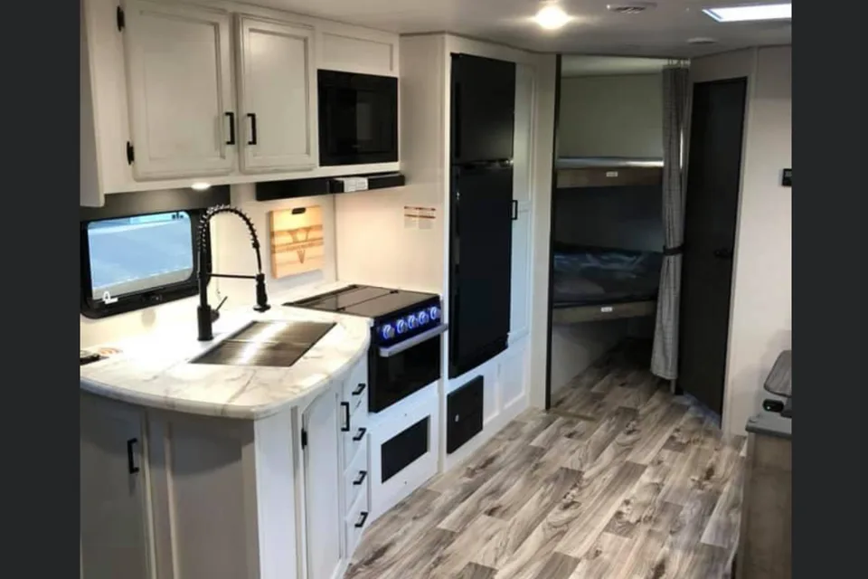 Jen's Sport Trek 270 VBH Travel Trailer