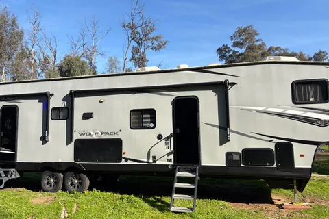 Johnny's Tow-Asis Forest River Cherokee Wolfpack 36516 Toy Hauler