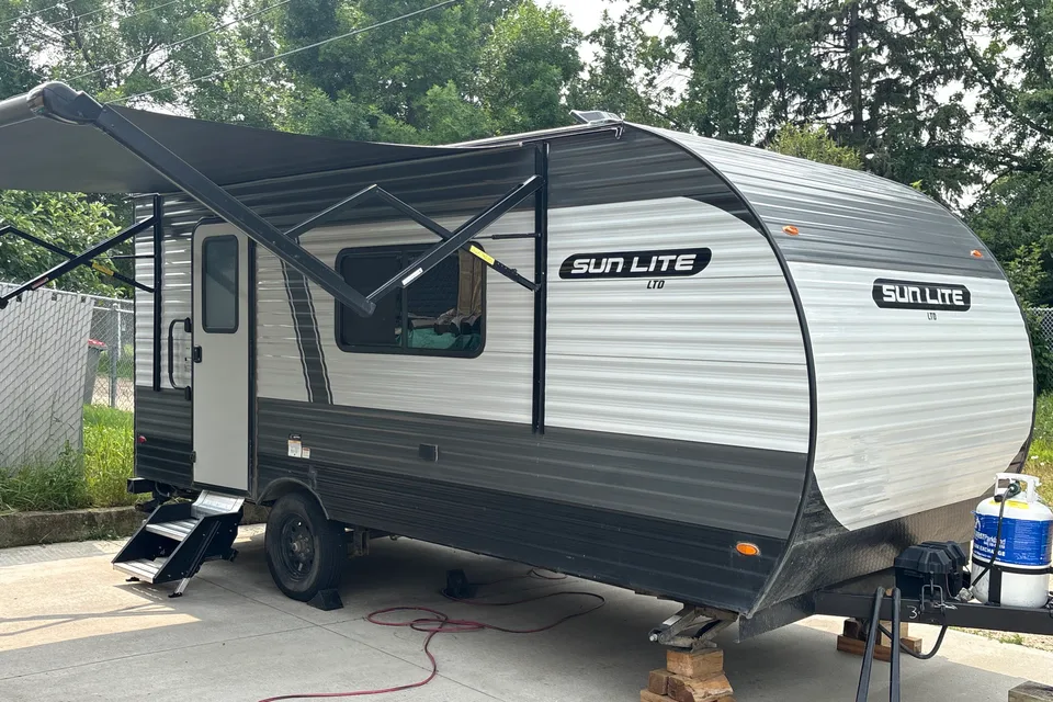 Alex's Sunset Park RV Sunlite 19 rk couples Travel Trailer