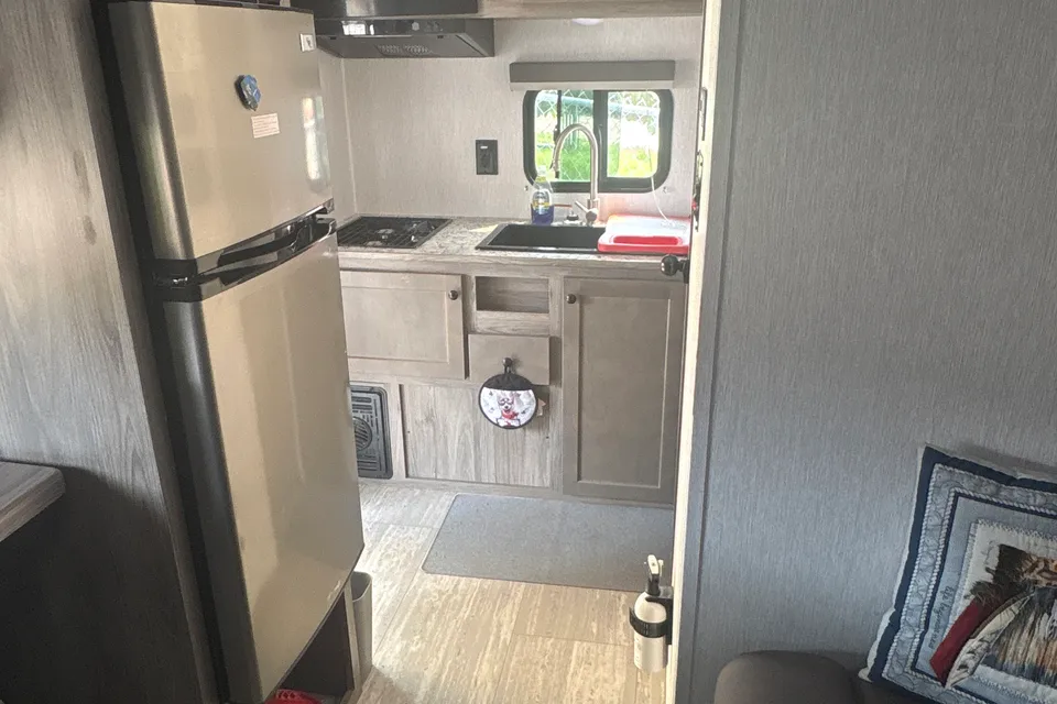 Alex's Sunset Park RV Sunlite 19 rk couples Travel Trailer