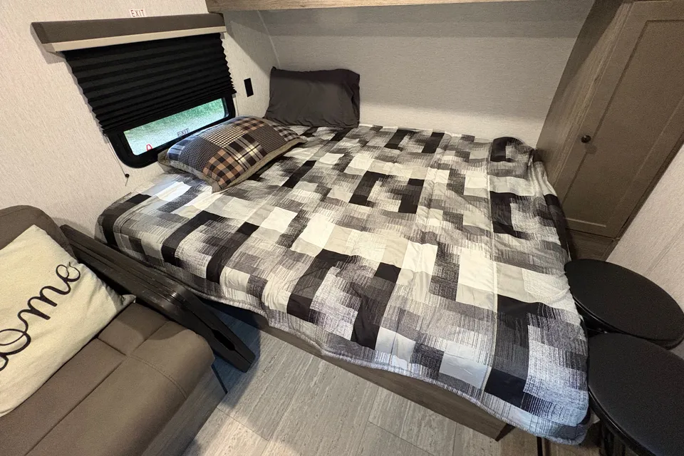 Alex's Sunset Park RV Sunlite 19 rk couples Travel Trailer