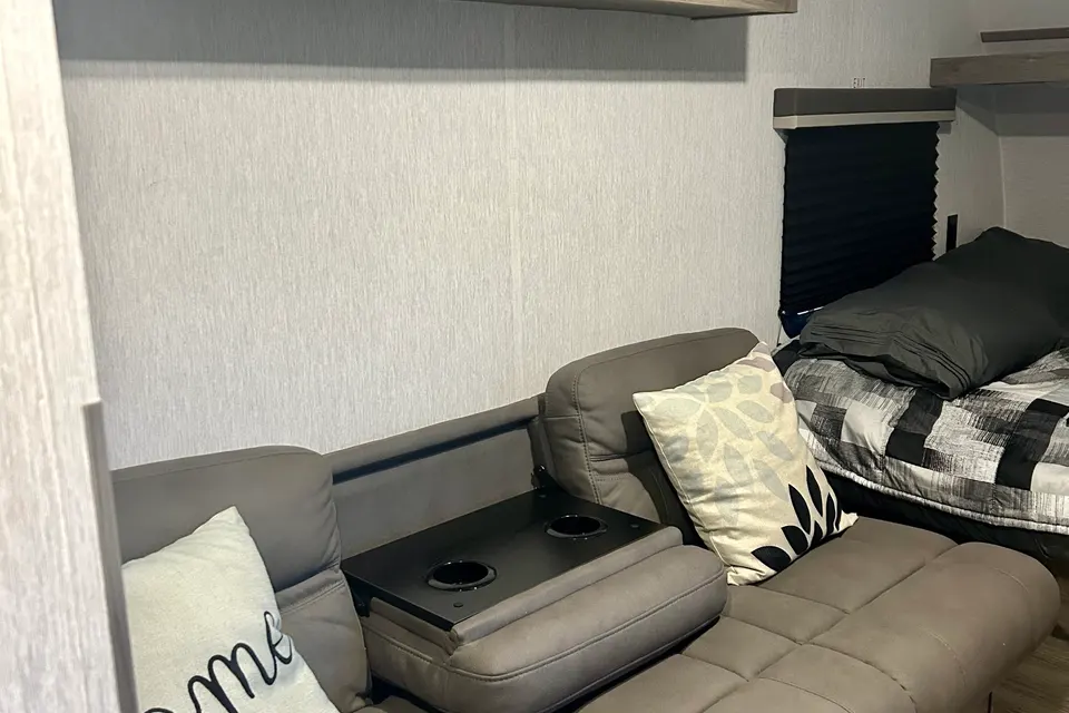 Alex's Sunset Park RV Sunlite 19 rk couples Travel Trailer