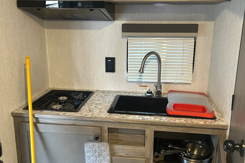 Alex's Sunset Park RV Sunlite 19 rk couples Travel Trailer
