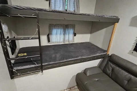 Trish's Stratus Venture 321VQB Travel Trailer 32ft cabin, 8+