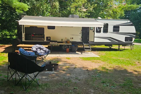 Trish's Stratus Venture 321VQB Travel Trailer 32ft cabin, 8+