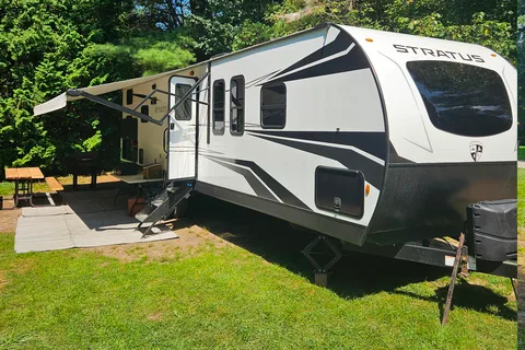 Trish's Stratus Venture 321VQB Travel Trailer 32ft cabin, 8+