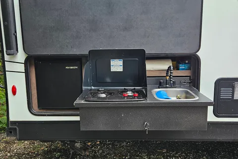 Trish's Stratus Venture 321VQB Travel Trailer 32ft cabin, 8+