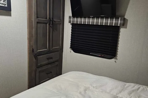 Trish's Stratus Venture 321VQB Travel Trailer 32ft cabin, 8+