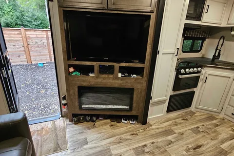 Trish's Stratus Venture 321VQB Travel Trailer 32ft cabin, 8+