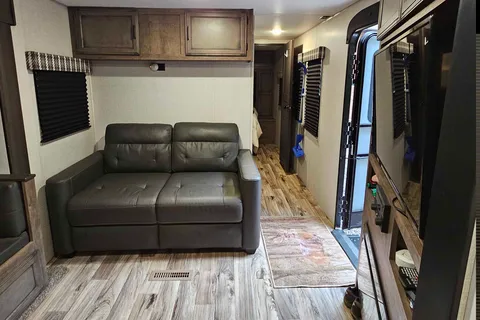 Trish's Stratus Venture 321VQB Travel Trailer 32ft cabin, 8+