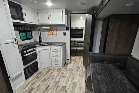 Trish's Stratus Venture 321VQB Travel Trailer 32ft cabin, 8+