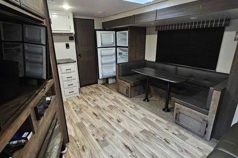 Trish's Stratus Venture 321VQB Travel Trailer 32ft cabin, 8+