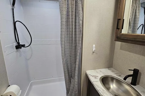 Trish's Stratus Venture 321VQB Travel Trailer 32ft cabin, 8+