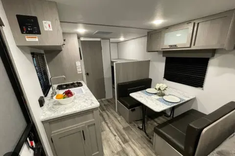 17' Coleman Lantern Travel Trailer