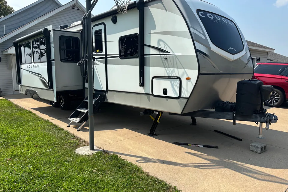 Dreese Outdoor Rentals Keystone 34TSB Luxury Travel Trailer w/auto leveling!