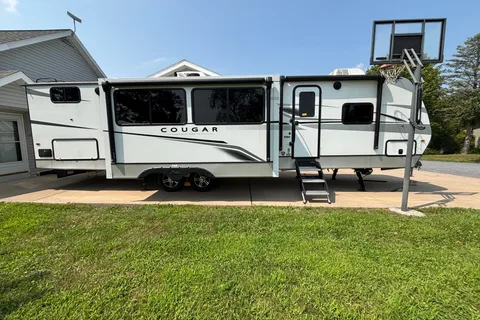 Dreese Outdoor Rentals Keystone 34TSB Luxury Travel Trailer w/auto leveling!
