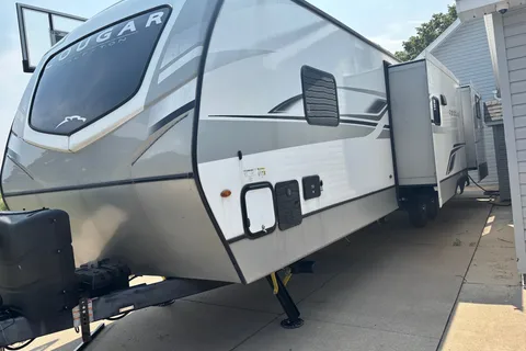 Dreese Outdoor Rentals Keystone 34TSB Luxury Travel Trailer w/auto leveling!