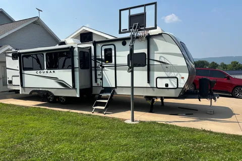 Dreese Outdoor Rentals Keystone 34TSB Luxury Travel Trailer w/auto leveling!