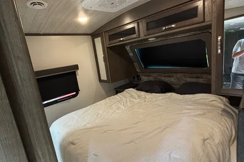 Dreese Outdoor Rentals Keystone 34TSB Luxury Travel Trailer w/auto leveling!