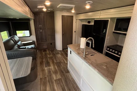 Dreese Outdoor Rentals Keystone 34TSB Luxury Travel Trailer w/auto leveling!