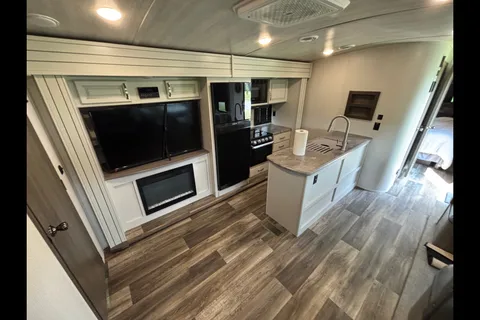 Dreese Outdoor Rentals Keystone 34TSB Luxury Travel Trailer w/auto leveling!