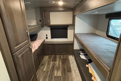Dreese Outdoor Rentals Keystone 34TSB Luxury Travel Trailer w/auto leveling!